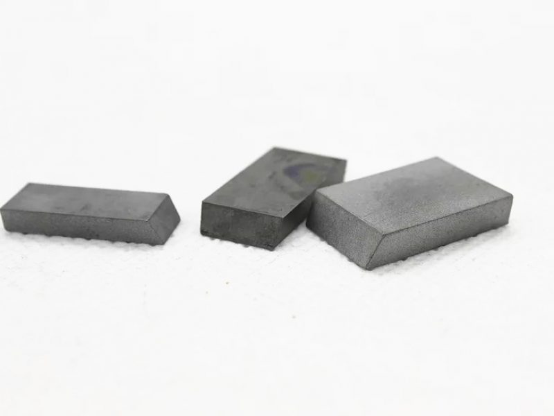 Carbide cuboid button cutter